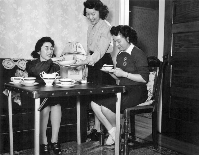 Một nhóm phụ nữ gốc Nhật Bản ăn uống trò chuyện vui vẻ trong ngôi nhà ở Rockford, Illinois năm 1944.