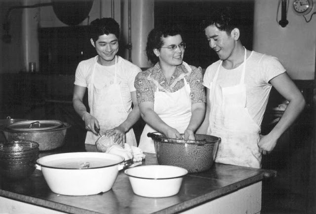 Ba phụ nữ làm việc tại phòng bếp của Bệnh viện Thánh Anthony ở Rockford, Illinois năm 1944.