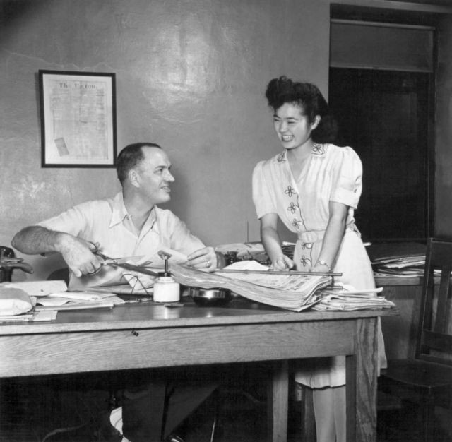 Hai nhân viên văn phòng làm việc tại trụ sở ở Indiana năm 1944.
