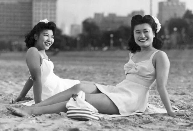 Hai phụ nữ tận hưởng chuyến đi biển tuyệt vời ở Chicago, Illinois năm 1943.