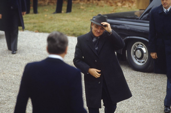 Theo các ghi chép lịch sử, Tổng thống Reagan đã đón nhà lãnh đạo Gorbachev khi ông tới cuộc gặp bằng ô tô vào buổi sáng. Trong cuộc gặp gỡ đầu tiên đó, ông Gorbachev mặc chiếc áo khoác dài và đội mũ. Khi nhìn thấy vậy, Tổng thống Reagan nhanh chóng cởi chiếc áo khoác của mình và ra gặp nhà lãnh đạo Liên Xô trong bộ vest lịch lãm.