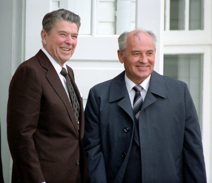 Để "hạ nhiệt" cuộc chạy đua vũ trang giữa hai nước, Tổng thống Mỹ Ronald Reagan và Tổng bí thư Liên Xô Mikhail Gorbachev lên kế hoạch về một cuộc hội đàm ở Geneva (Thụy Sỹ) vào ngày 19/11/1985.