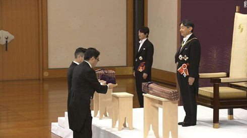 Tương truyền, thanh kiếm Kusanagi no Tsurugi mọc ra từ đuôi của con mãng xà 8 đầu Yamata-no-Orochi. Con vật này bị thần bão tố Susanoo giết chết.