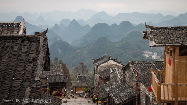 Làng Millennium Yao ở Nangang, thành phố Thanh Viễn, cách tỉnh Quảng Đông 27 km về phía Tây Nam, tương truyền được xây dựng từ thời nhà Tống, đã hơn 1.000 năm tuổi. Nơi này là một danh lam thắng cảnh cấp quốc gia và là một trong mười ngôi làng cổ đẹp nhất ở Quảng Đông, Trung Quốc. Dân tộc Yao là dân tộc thiểu số rất lâu đời ở Trung Quốc. Làng Millennium Yao hiện là ngôi làng Yao lớn nhất và lâu đời nhất trên thế giới.
