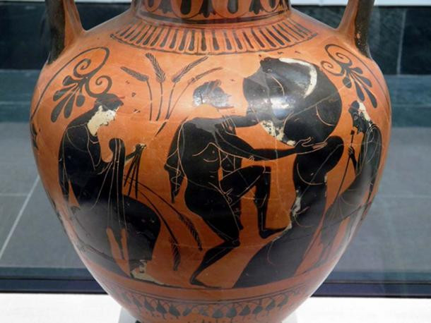 Sisyphus là con trai của Aeolus - nhà vua Thessaly. Trong thần thoại, vua Sisyphus đã chứng kiến thần Zeus bắt cóc Aegina - con gái của Asopus. Khi ấy, Sisyphus hứa sẽ tiết lộ cho Asopus về việc ai đã bắt cóc Aegina. Đổi lại, Asopus sẽ tạo ra mùa xuân vĩnh cửu cho thành phố của Sisyphus.