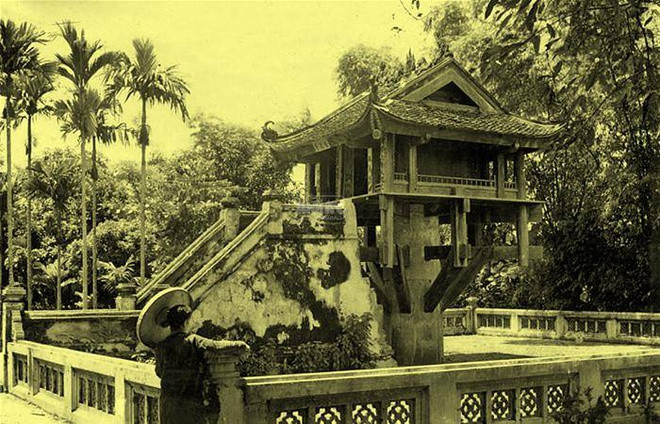 Chuông Quy Điền được đúc vào năm 1101 bằng 12 nghìn cân (7,3 tấn) đồng. Chuông đúc xong, được treo ở chùa Diên Hựu (chùa Một cột) nhưng lớn quá nên đánh không kêu. Vua cho người vần chuông ra khu ruộng sau chùa. Do thấp trũng, có nhiều rùa nên từ đó gọi là chuông Quy Điền.