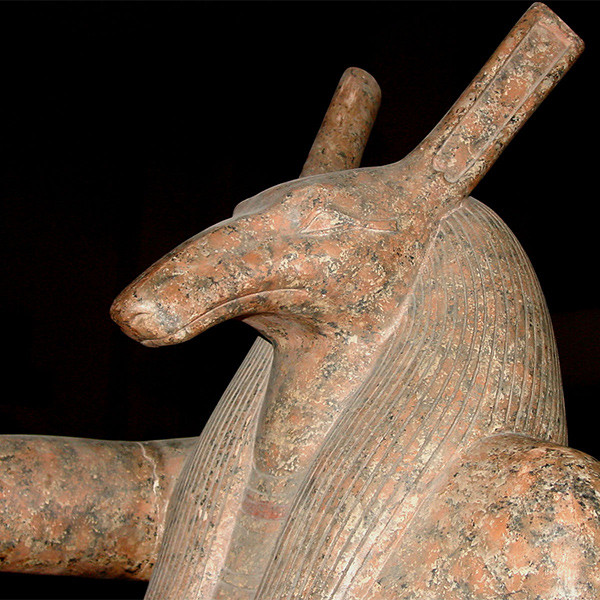 Theo thần thoại của người Ai Cập, thần Seth là em trai thần Osiris - vị thần cai quản bầu trời. Thần Osiris có cuộc sống hạnh phúc bên người vợ đồng thời là em gái - nữ thần Isis.