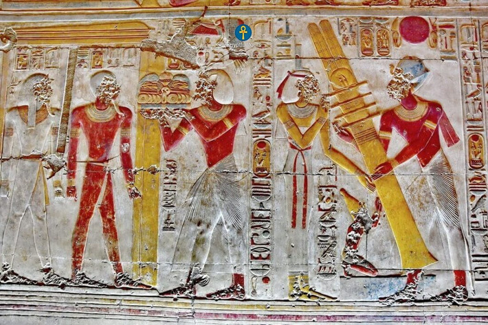 Vị ác thần này cố tình làm ra chiếc hòm vừa vặn với vóc dáng của thần Osiris. Do vậy, các vị thần khác thử nằm vào trong đều không vừa.