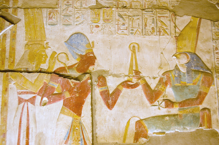 Khi thần Osiris thử nằm vào bên trong thì vô cùng vừa vặn. Seth nhanh tay khóa chặt hòm rồi đổ chì nóng chảy bao quanh. Sau cùng, ác thần ném chiếc hòm có anh trai ở bên trong xuống sông Nile.