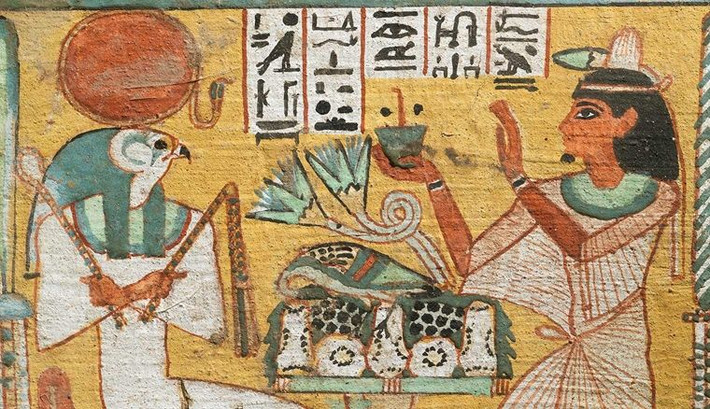Không chỉ cùng pharaoh có những quyết định quan trọng đến việc triều chính, Nữ hoàng còn có ảnh hưởng lớn nhất trong hậu cung. Họ có quyền thưởng phạt đối với những người vợ khác của nhà vua.