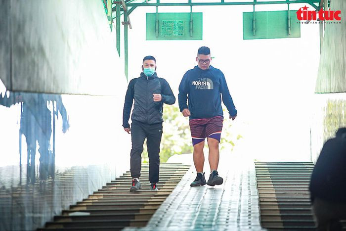 Vào lúc sáng sớm và khoảng từ 15 đến 18 giờ chiều, nhiều người dân sinh sống ở phố Tây Sơn, Nguyễn Trãi (Hà Nội) đã xuống khu vực hầm đi bộ để tập thể dục. Trong những ngày giá rét, người dân Thủ đô đã xuống hầm đi bộ để duy trì các buổi tập thể dục.