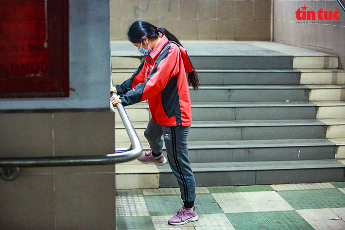 Những tay vịn bằng inox dọc tường hầm trở thành những vật dụng hữu ích để người dân luyện tập.