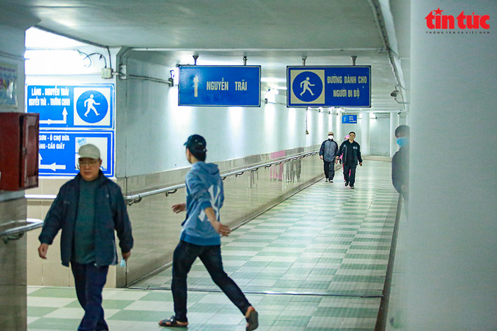 Trong hầm luôn có đèn điện chiếu sáng 24/24 và nhiệt độ không quá rét buốt như ngoài trời.