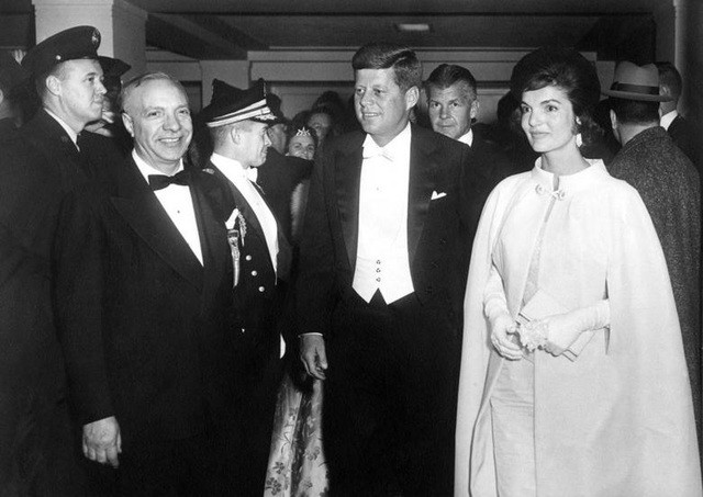 Vào ngày hôm ấy, Tổng thống Kennedy đọc diễn văn nhậm chức tại Đồi Capitol. Sau lễ nhậm chức, ông trở thành tổng thống dân cử trẻ tuổi nhất lịch sử Mỹ khi 44 tuổi.