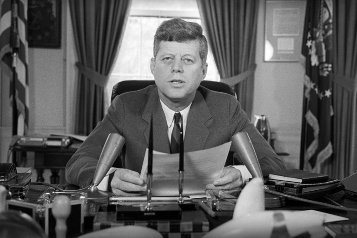 Phải tới năm 2017, kỷ lục này của Tổng thống Kennedy mới bị xô đổ. Khi ấy, ông Donald Trump đắc cử Tổng thống Mỹ và trở thành chủ nhân Nhà Trắng giàu nhất trong lịch sử Mỹ. Ông Kennedy xếp thứ hai về mức độ giàu có trong số các Tổng thống Mỹ.