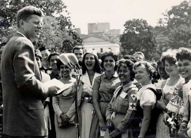 Với việc trở thành Tổng thống thứ 35 của Mỹ kể từ ngày 20/1/1961, ông Kennedy thiết lập 2 kỷ lục ấn tượng khác gồm: ông chủ Nhà Trắng đầu tiên chào đời ở thế kỷ 20 và là Tổng thống Công giáo đầu tiên trong lịch sử nước này.