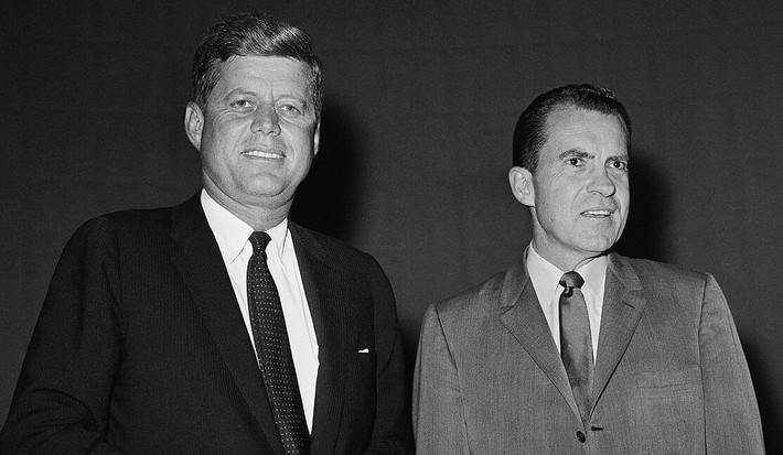Cụ thể, vào năm 1960, ông Kennedy là ứng cử viên Tổng thống Mỹ đảng Dân chủ có cuộc chạy đua vào Nhà Trắng đầy kịch tính với Phó tổng thống Richard Nixon - ứng cử viên Tổng thống Mỹ đảng Cộng hòa.