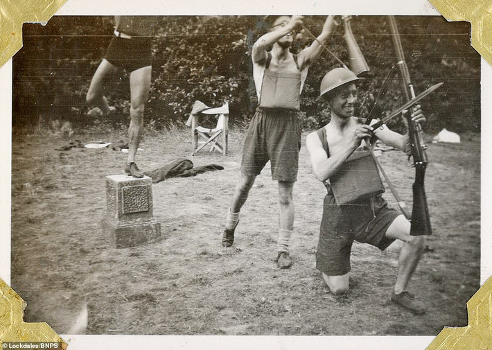Trong Thế chiến 2 (diễn ra từ năm 1939 - 1945), binh sĩ nhiều nước trên thế giới tham gia cuộc chiến khốc liệt và đẫm máu. Họ sống và chiến đấu ở những vùng chiến sự nguy hiểm. Trong thời gian nghỉ ngơi, người lính có những khoảnh khắc vui vẻ hiếm hoi. Trong ảnh là 3 binh sĩ trẻ tuổi giả vờ dùng súng làm cung tên trong lúc vui đùa.
