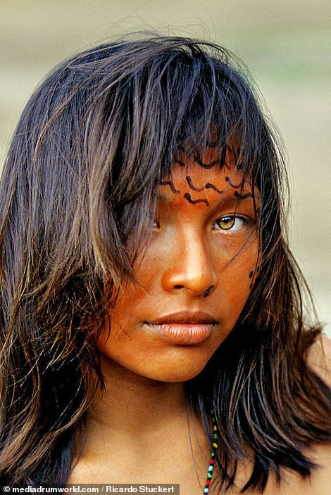 Thiếu nữ bộ tộc Yanomami ở bang Amazonas, Brazil.
