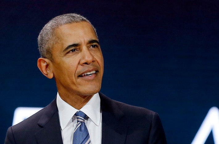 Một năm sau, ông Obama rẽ hướng chuyển sang làm luật sư cho hãng Davis, Miner & Barnhill. Ông làm công việc này từ năm 1993 - 2004. Ông có bước thay đổi lớn trong cuộc đời khi tham gia chính trị và là thượng nghị sĩ bang Illinois từ năm 1997 - 2009.
