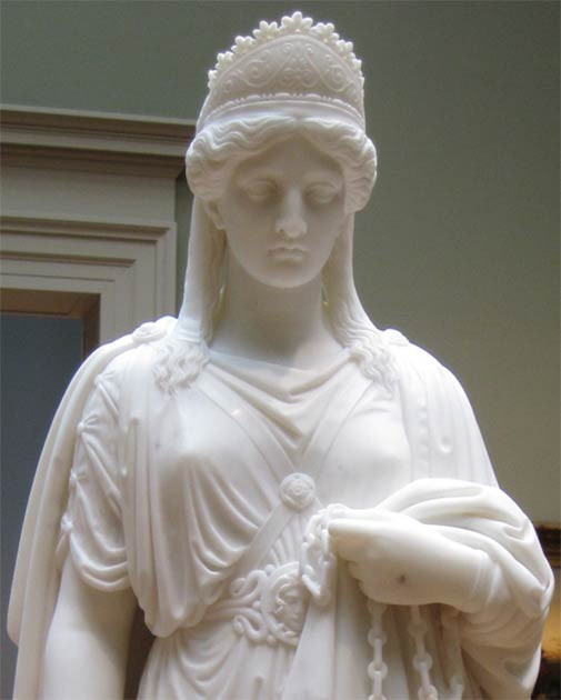 Theo sử sách, 2 năm sau khi lên ngôi vị Nữ hoàng, Zenobia đích thân chỉ huy quân đội Palmyra và ra chiến trường cùng các chiến binh xông pha trận mạc đánh bại cuộc tấn công xâm lược của đế chế La Mã.