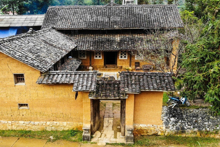 Điều khiến tôi ngạc nhiên là những bức tường rào được xếp bằng đá. Tôi thật sự không hiểu những người thợ hồi ấy đã làm thế nào để tạo ra một hàng rào đá dày và chắc chắn như thế.