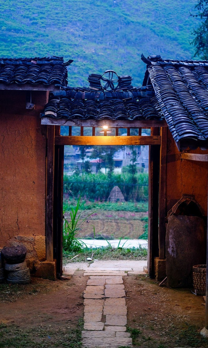 Sau một hồi tham quan không gian bên trong, tôi bước qua một vài bậc thang để vào gian nhà chính.