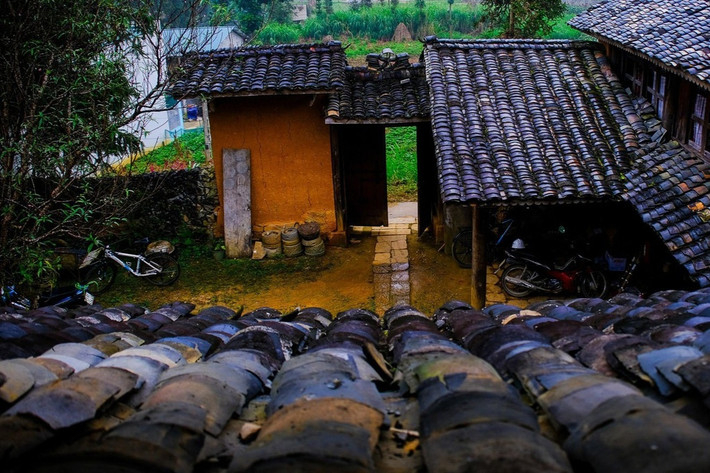 Loại gỗ chính được sử dụng trong nhà là sa mộc và pơ mu nên theo thời gian, màu sắc lại càng đẹp hơn. Khi bước trên sàn gỗ, những tiếng cót két lại vang lên. Tuy nhiên, tôi không nghĩ điều này sẽ vui nếu nghe vào buổi tối.