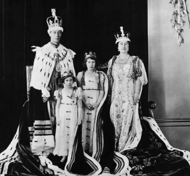 Hình ảnh Vua George VI cùng vợ và các con trong lễ đăng quang năm 1937.