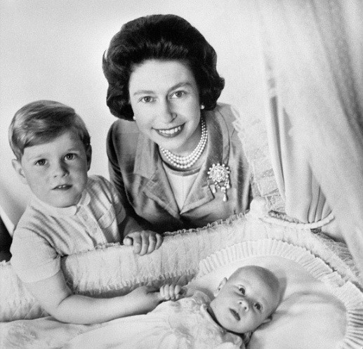 Đến năm 1964, Nữ hoàng Elizabeth II hạ sinh hoàng tử Edward. Theo đó, vợ chồng Nữ hoàng có với nhau 4 người con.