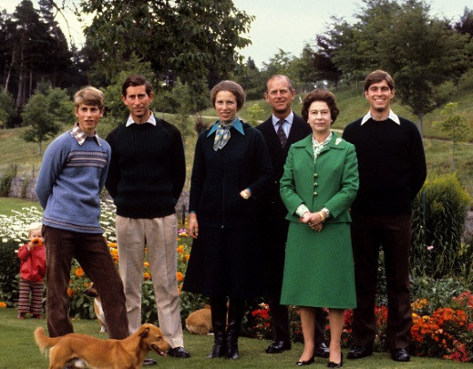 Gia đình 6 người của Nữ hoàng Elizabeth II chụp ảnh tại lâu đài Balmoral trong dịp Giáng sinh năm 1979.