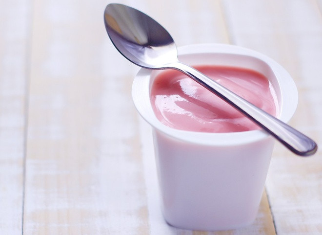 Sữa chua: Theo Webmd, sữa chua chứa vi khuẩn có lợi probiotics, giúp chống lại các vi khuẩn gây ra tình trạng hôi miệng. Nghiên cứu từ Hiệp hội Nghiên cứu Nha khoa Quốc tế cho thấy ăn 179 gr sữa chua không đường mỗi ngày làm giảm mức độ hydrogen sulfide, hợp chất gây mùi trong miệng. Ăn sữa chua thường xuyên cũng giảm tích tụ mảng bám và ngăn phát triển bệnh nha chu. Ảnh: Thedailymeal.