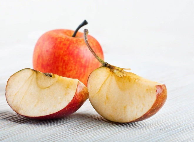 Táo: Đây cũng là thực phẩm chứa hàm lượng polyphenol cao, rất hữu ích để phá vỡ hợp chất có mùi. Táo cũng giảm mảng bám, tăng hoạt động của tuyến nước bọt, giúp giữ miệng sạch hơn. Ảnh: Eatingwell.