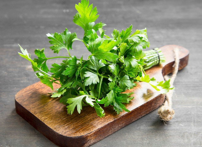 Mùi tây và húng quế: Cả hai loại thảo mộc này đều chứa polyphenol, hóa chất tự nhiên được chứng minh có tác dụng chữa hôi miệng. Nếu bạn muốn ăn tỏi nhưng sợ hôi, kết hợp cùng mùi tây và húng quế sẽ mang lại hương vị thơm ngon, ngăn ngừa hơi thở khó chịu ngay từ đầu. Ảnh: Healthyeating.