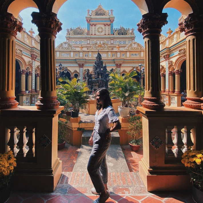 Giữa các gian nhà là khoảng không đặt hòn non bộ mang nét đặt trưng văn hóa Việt Nam.