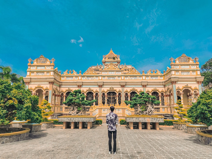 Chùa Vĩnh Tràng, còn gọi chùa Vĩnh Trường, được xây dựng theo lối kiến trúc tổng hợp, giao thoa văn hoá Pháp, La Mã, Thái, Miên và Chàm... Công trình kiến trúc đặc sắc này là một trong những điểm đến không thể bỏ qua của nhiều du khách khi ghé Tiền Giang. Để có được diện mạo như bây giờ, ngôi chùa trải qua nhiều lần thay đổi, tôn tạo dưới bàn tay của các đời hòa thượng.