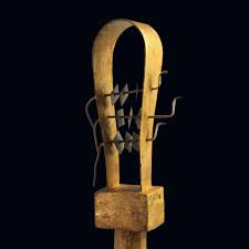 Thêm nữa, một vài chuyên gia cho hay Sistrum còn được xem là nhạc cụ yêu thích của nữ thần Hathor - vị thần của niềm vui, âm nhạc, tình yêu nữ tính và tình mẫu tử. Người Ai Cập thời cổ đại tin rằng, âm thanh phát ra từ nhạc cụ Sistrum sẽ tượng trưng cho việc nữ thần Hathor chào đón nhà vua quá cố sang thế giới bên kia.