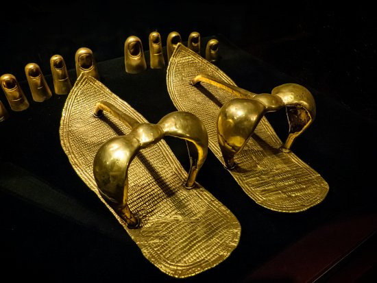 Theo các nhà nghiên cứu, đôi dép bằng vàng này có thể được pharaoh Tutankhamun sử dụng trước khi qua đời.