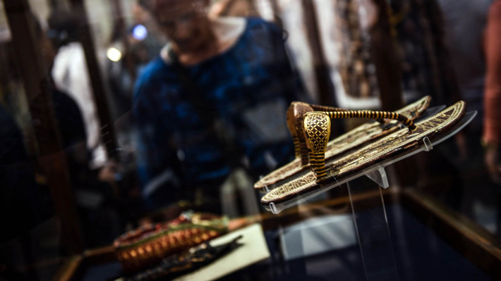 Việc đôi dép làm bằng vàng cho thấy quyền lực và sự giàu có, vương giả của pharaoh Tutankhamun. Những thứ dành cho ông hoàng này đều làm từ những nguyên vật liệu quý giá nhất, trong đó chủ yếu là vàng để chúng có thể tồn tại mãi với thời gian.
