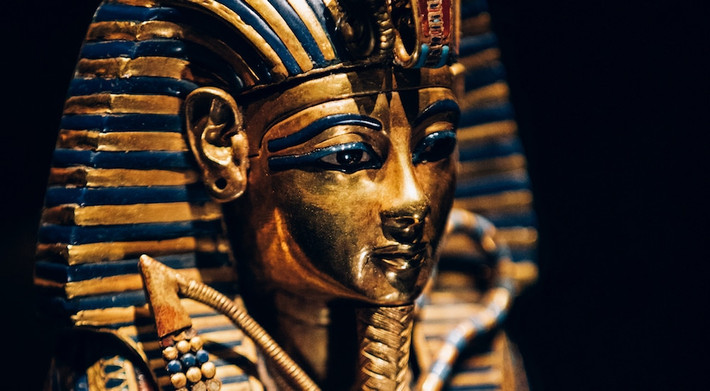 Vào năm 1922, nhà khảo cổ học người Anh Howard Carter cùng các cộng sự tìm thấy lăng mộ của Tutankhamun ở Thung lũng các vị vua, Ai Cập. Tutankhamun được xem là pharaoh nổi tiếng nhất Ai Cập. Theo đó, việc tìm thấy nơi an nghỉ ngàn thu của ông được đánh giá là một trong những khám phá khảo cổ học vĩ đại nhất thế kỷ 20.