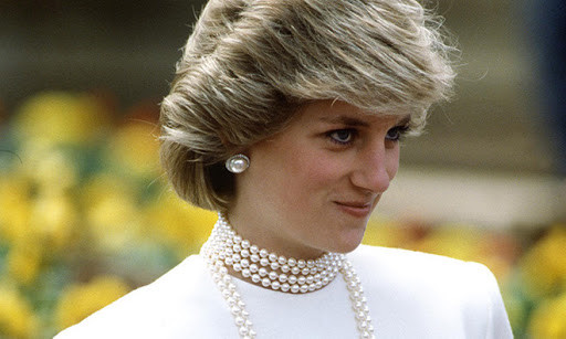 Do đó, khi Công nương Diana qua đời ngày 31/8/1997, dư luận bàng hoàng, thậm chí không dám tin đó là sự thật. Theo điều tra của cảnh sát, Công nương Diana cùng bạn trai Dodi Fayed, con trai của tỷ phú người Ai Cập Mohamed Al-Fayed, rời khỏi khách sạn Ritz ở Paris, Pháp bằng một chiếc Mercedes.