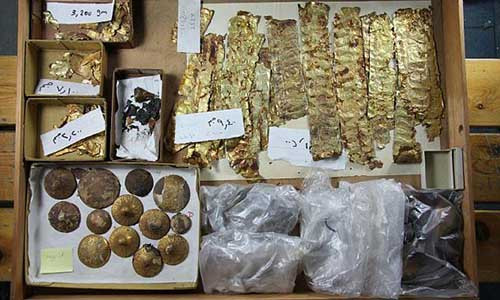Phát hiện quan trọng nhất trong lăng mộ pharaoh Tutankhamun là quan tài bằng đá chứa quan tài bằng vàng, bên trong là hài cốt của vị vua Ai Cập trẻ tuổi.