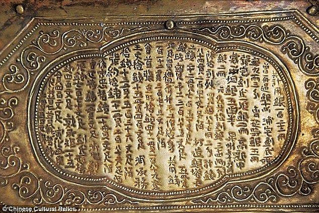 Dòng chữ khắc còn viết: Để truyền bá Đạo Phật, họ muốn thu thập xá lị. Nhằm đạt mục tiêu này, cả hai nhà sư tuân theo những lời răn dạy trong Đạo Phật suốt hơn 20 năm.