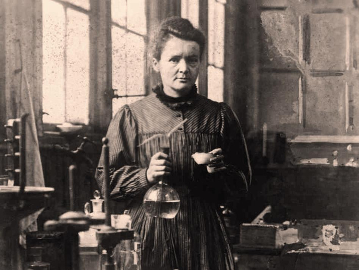 Nhà vật lý, hóa học người Pháp gốc Ba Lan Marie Curie (1867 - 1934) là một trong những nhân vật lịch sử góp phần thay đổi thế giới. Bà là người phụ nữ đầu tiên trong lịch sử giành được 2 giải Nobel là Nobel Vật lý và Nobel Hóa học.