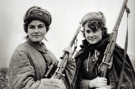 Tham gia trận Stalingrad bảo vệ quê hương, không chỉ có nam giới Liên Xô mà còn có cả phụ nữ. Không ít phụ nữ đã cầm súng trên tay để bảo vệ tổ quốc. Một số trở thành những nữ xạ thủ xuất chúng, tiêu diệt được nhiều kẻ địch.