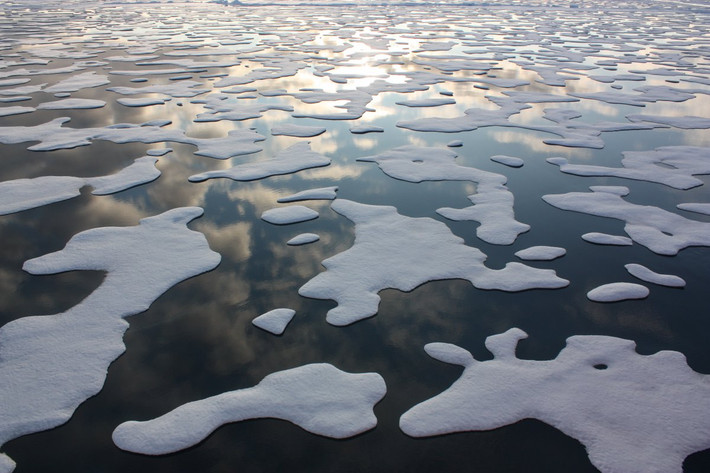 Trong đó, nhà khoa học Schmidt cho rằng, vào mùa hè năm 2050, Greenland có thể không còn băng tuyết bao phủ.