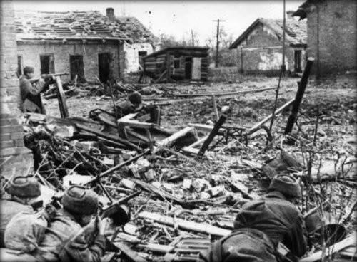 Trận Stalingrad diễn ra trong gần 7 tháng (từ tháng 7/1942 - 2/1943) nhưng đã cướp đi sinh mạng của rất nhiều người. Theo ước tính, gần 40.000 dân thường Liên Xô chết trong trận chiến này và khoảng hơn 1 triệu binh lính nước này tử trận.
