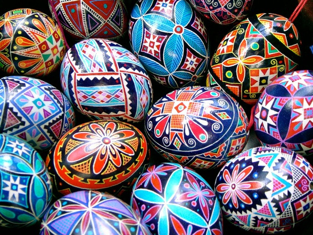 Những quả trứng Pysanky nhiều màu nổi tiếng ở châu Âu trong lễ Phục sinh. Theo quan niệm của người châu Âu, những quả trứng là dấu hiệu của những sinh linh sắp ra đời và là biểu tượng cho sức sống mới.