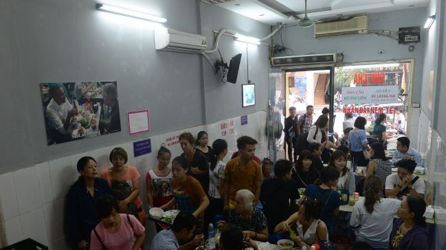 Năm 2016, Cựu Tổng thống Mỹ Barack Obama cùng vị đầu bếp Anthony Bourdain đã thưởng thức món bún chả nổi tiếng ở thủ đô Hà Nội. Hiện nay, bạn có thể đến quán Bún Chả Hương Liên và gọi ngay "Obama Combo" để thưởng thức món ăn đường phố mà cựu Tổng thống Obama từng thưởng thức.