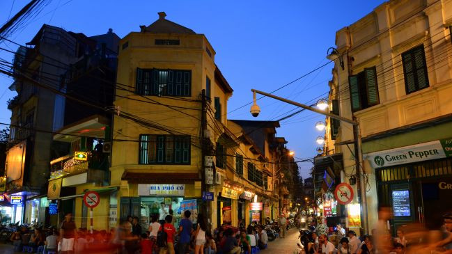 Khu phố cổ cũng là nơi hoàn hảo để bạn thưởng thức một (hoặc hai) ly bia hơi. Du khách có thể ngồi trên những chiếc ghế nhựa nhỏ, thưởng thức một ly bia có giá khoảng 5.000 đồng.